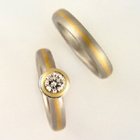 JETSONS' RING and band in brushed-finished platinum and 18 karat yellow